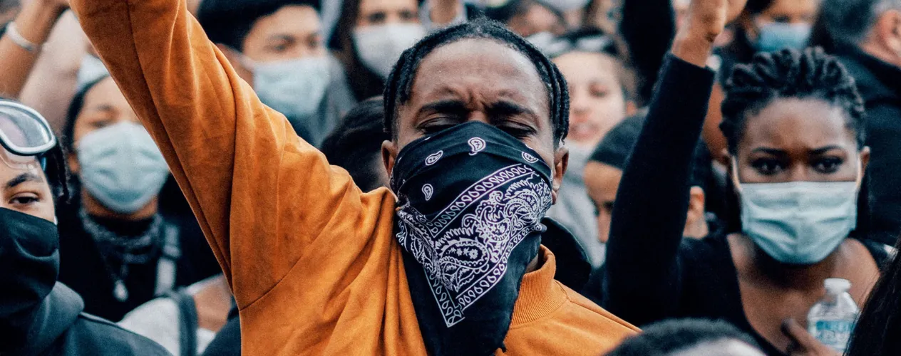 Man wearing mask bandana