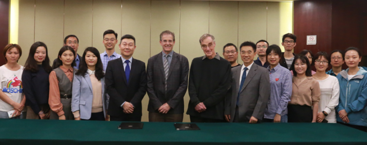 SYSU School of Public Health Dean Yuantao Hao and FSPH Interim Dean Ron Brookmeyer sign MOU